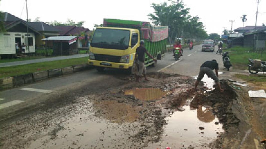 Jalan Rusak, Warga Goro di Jalan Lintas Batu Empat