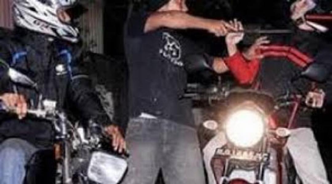 Kapolsek Himbau Warga Waspada Melintas di jalan Teropong dan Damai Langgeng
