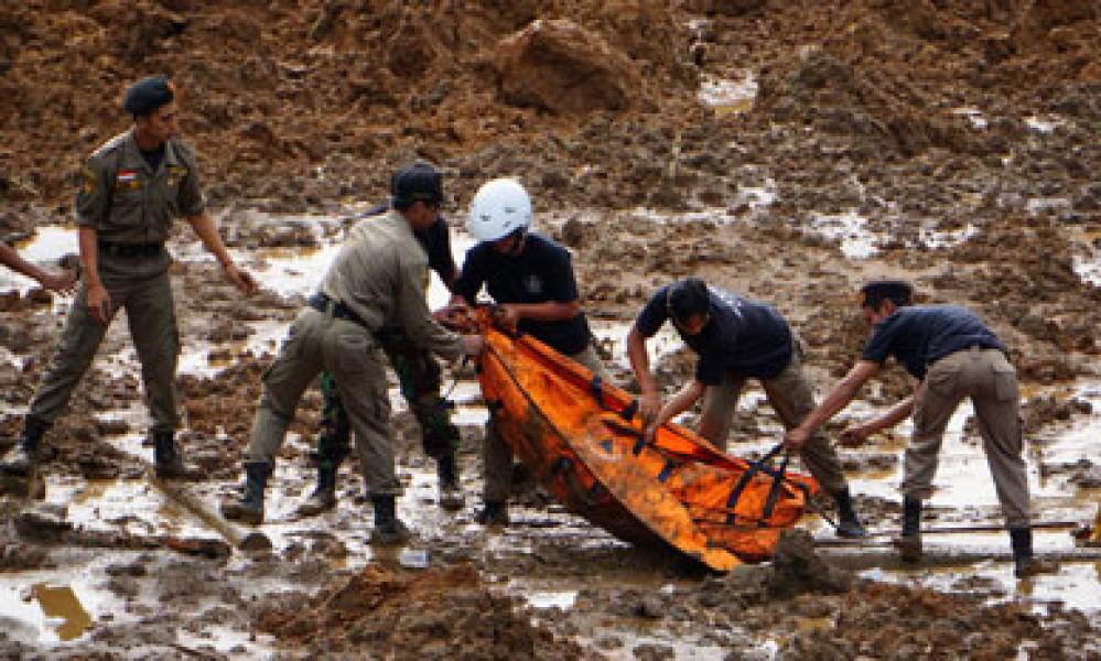 Korban Tewas 17 Orang, Evakuasi Korban Longsor Dihentikan Sementara