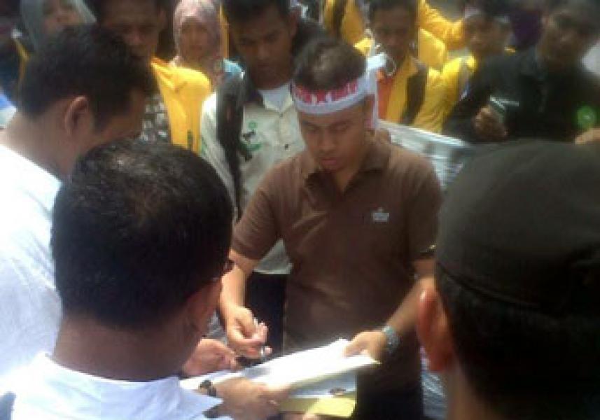 Massa Bara Api Serahkan Berkas Dugaan Korupsi Pemko Pekanbaru