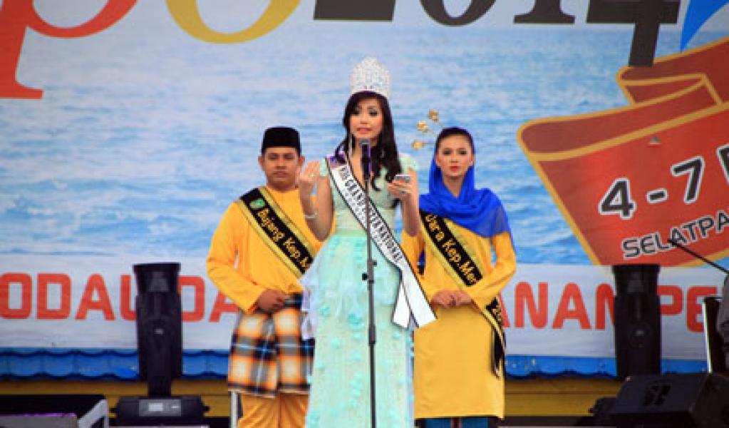 Miss Grand Internasional 2014 Tampil di Pembukaan Meranti Expo 3
