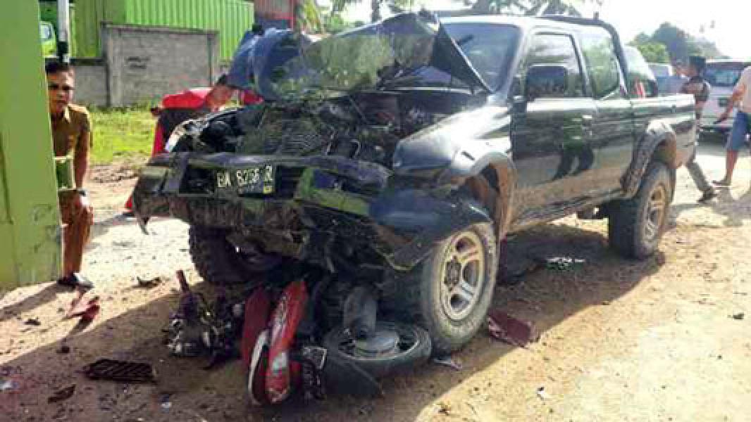 Pecah Ban! L200 Strada Seruduk 2 Sepeda Motor, 1 orang Tewas