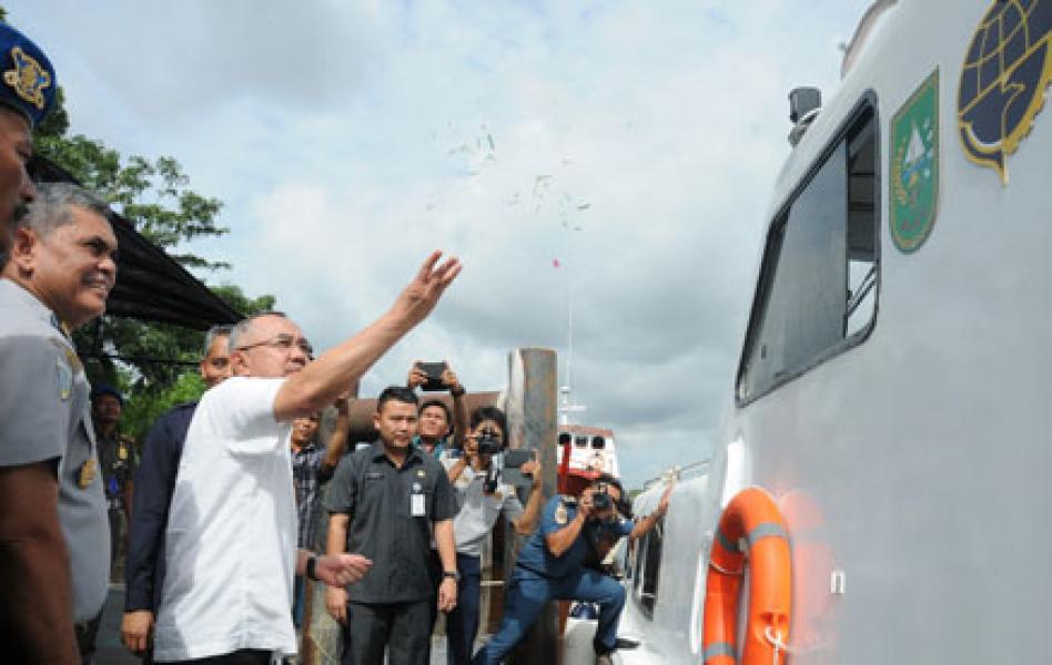 Plt Gubri Serahkan Bantuan Bus Air Kepada Pemko Pekanbaru