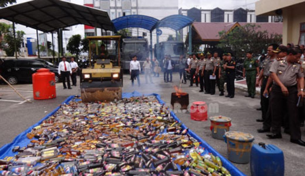 Polresta Pekanbaru Musnahkan Ribuan Botol Miras