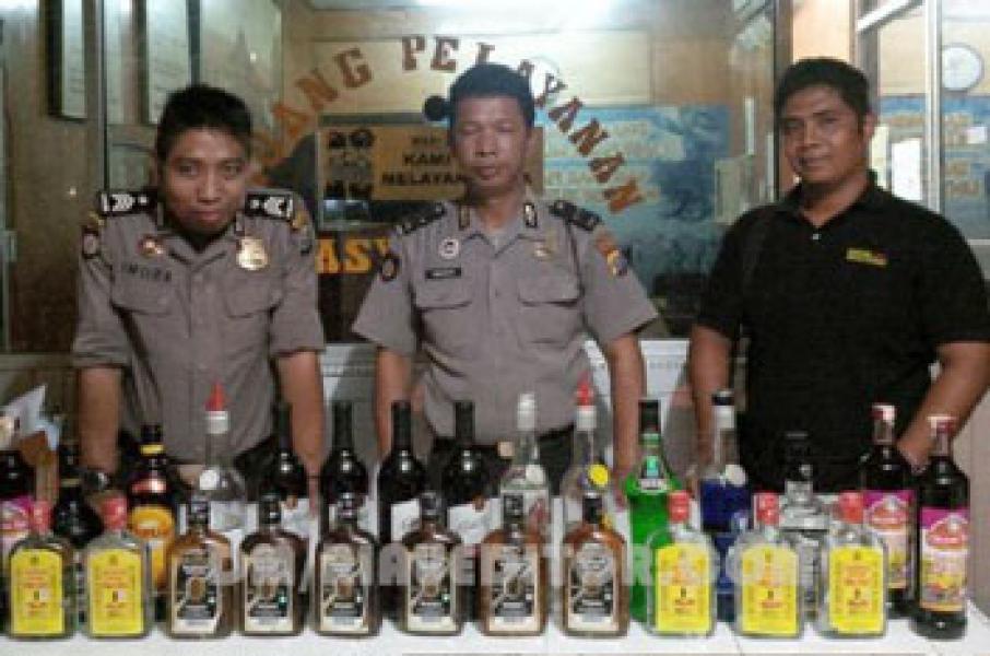 Polsek Lima Puluh Amankan Puluhan Botol Miras
