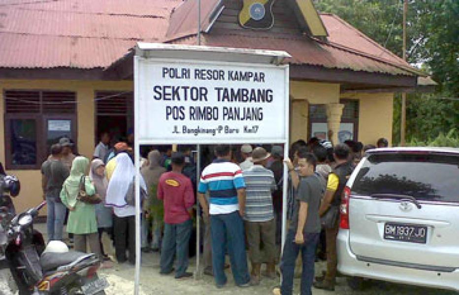 Puluhan Massa Kerumuni Pos Polisi Rimbo Panjang