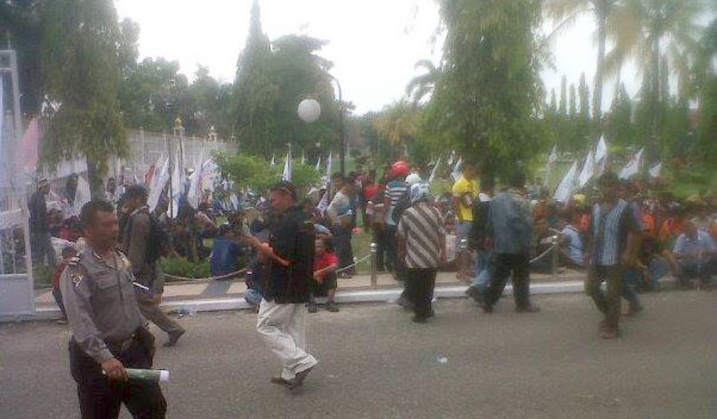 Ribuan Massa KSBSI `Duduki` Kantor Gubernur Riau
