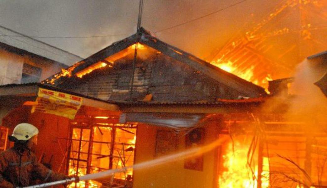 Tanpa Sebab, Salah Seorang Warga Bakar Rumah Milik Huliman