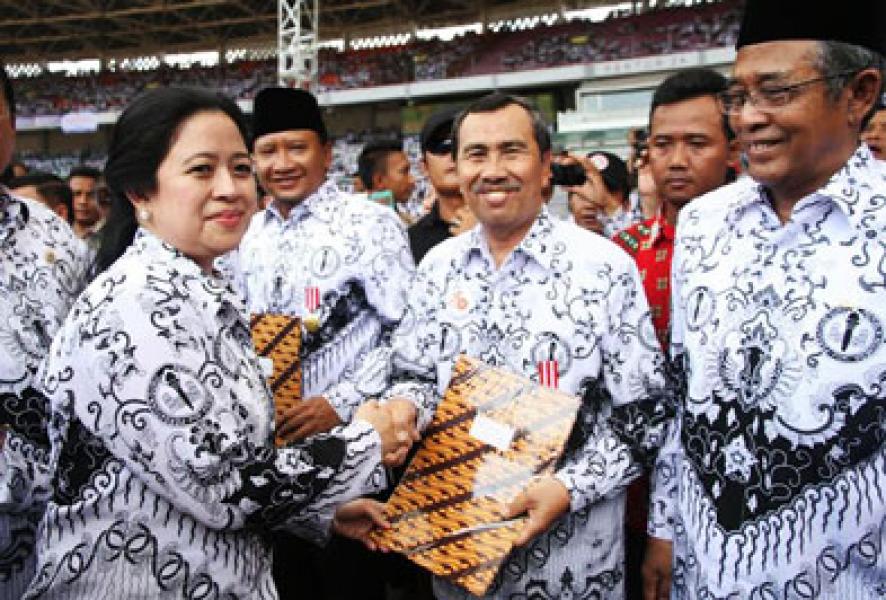 Bupati Syamsuar Terima Penghargaan dari PB PGRI