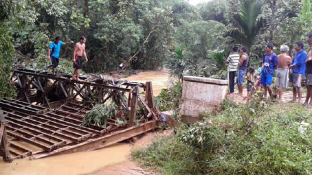 Dinsos Riau Salurkan 132 Paket Bantuan Bencana Banjir dan Longsor di Kampar Kiri