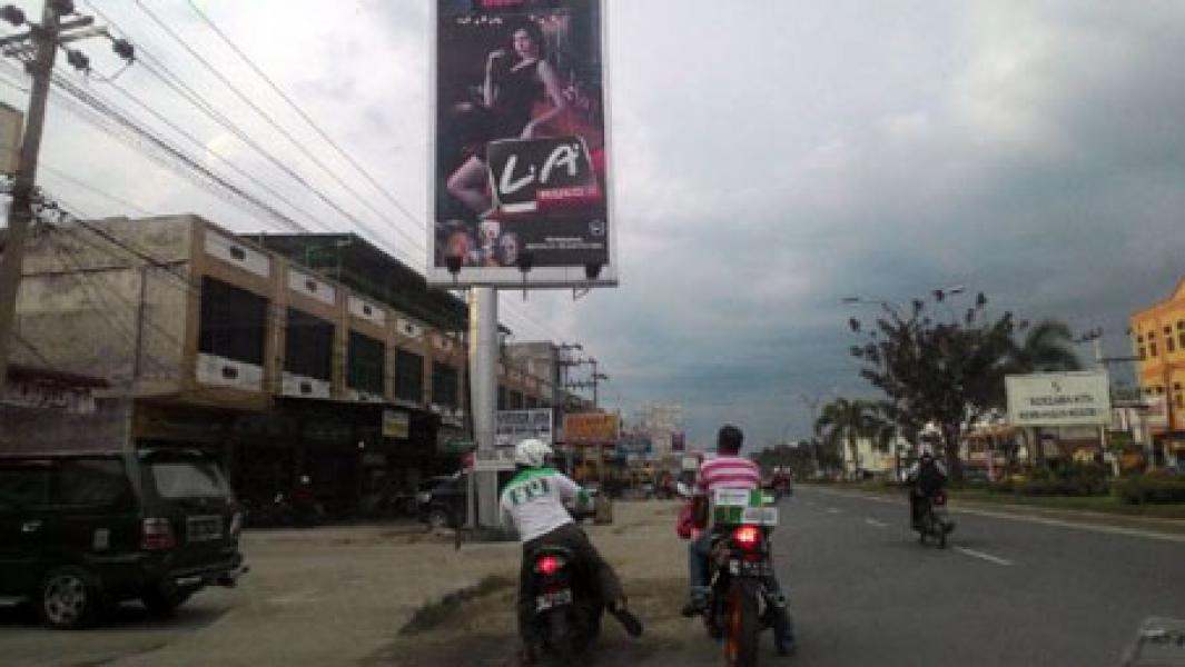 FPI Ancam Turun Paksa Iklan Papan Reklame Rokok Menggumbar Syahwat