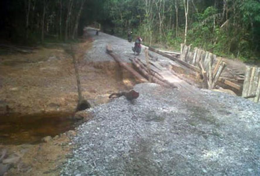 Jembatan Penghubung Antar Dusun Ambruk Diterjang Banjir