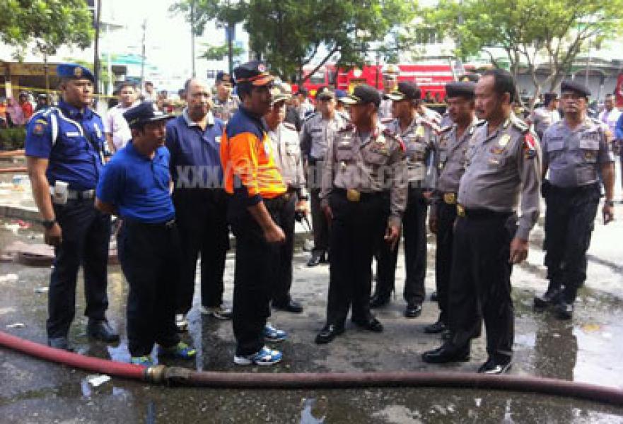 Kapolda Riau Tinjau Lokasi Kebakaran Plaza Sukaramai
