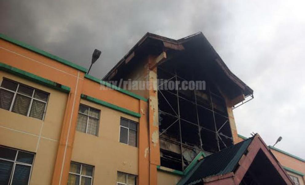 Kebakaran Makin Meluas, Plaza Sukaramai Dikhawatirkan Runtuh