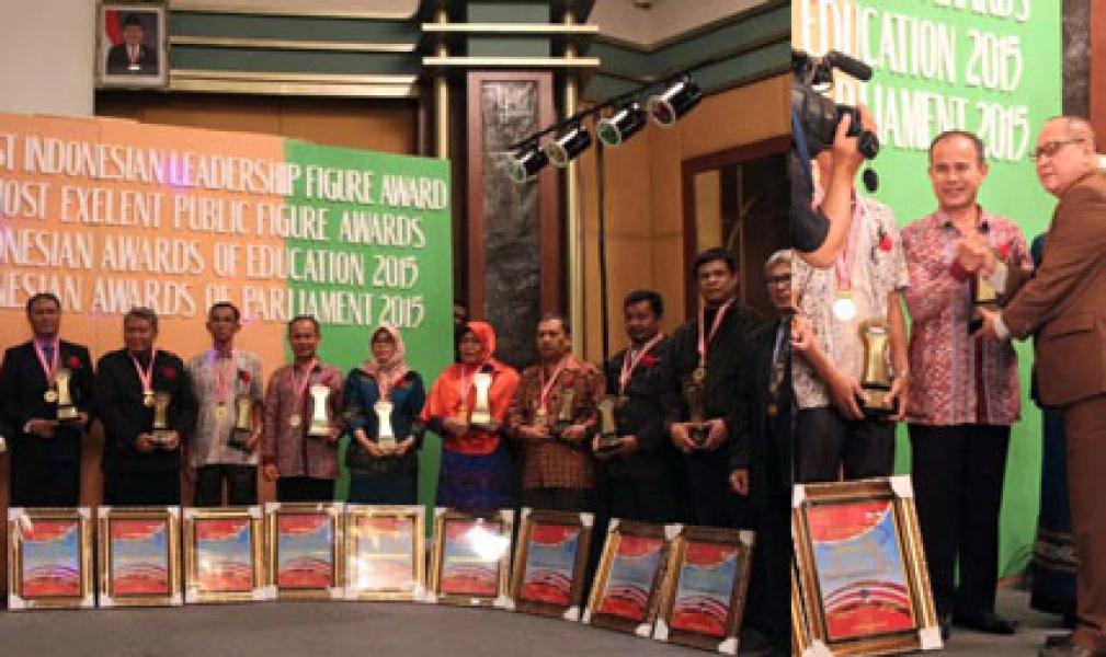 Kepala SMAN 1 Kepenuhan Raih prediket Indonesian Figure of Education Award 2015