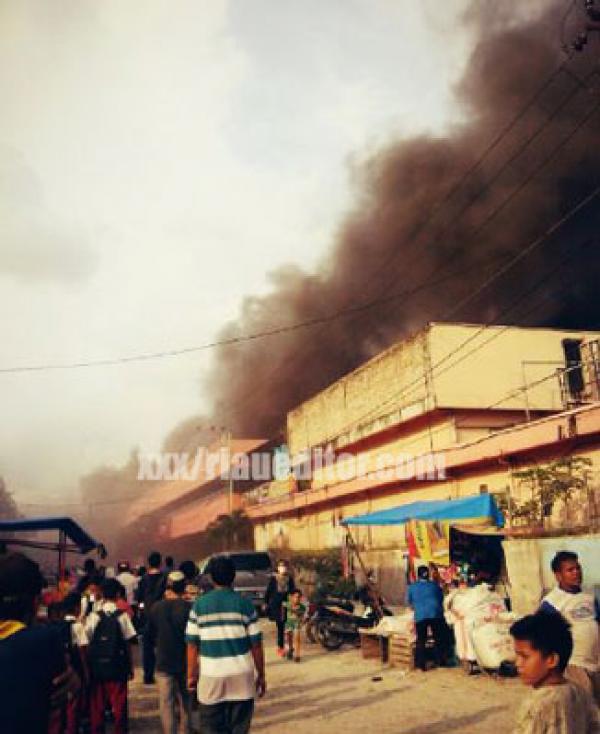 Kepulan Asap Hitam Sulitkan Petugas Padamkan Api di Plaza Sukaramai