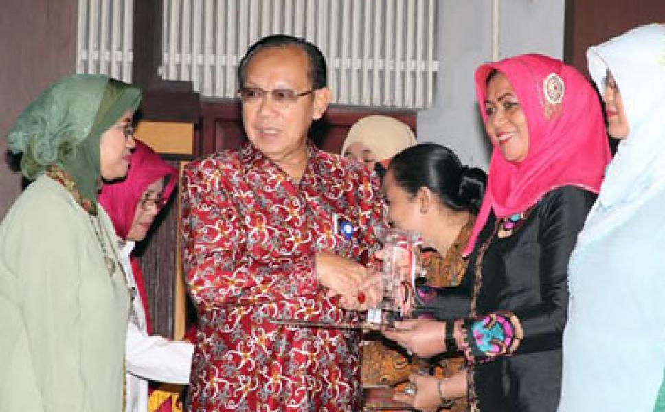 Ketua TP-PKK Siak Terima Penghargaan Pengelola dan Kelompok BKB