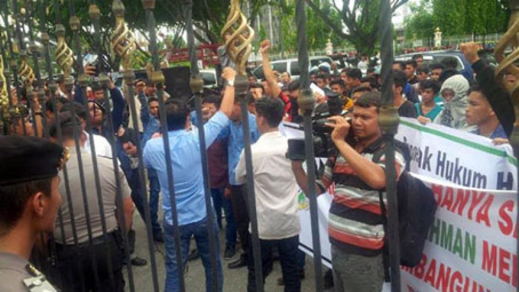 Massa Pendukung Plt Gubri Demo Mapolda dan Kejati Riau
