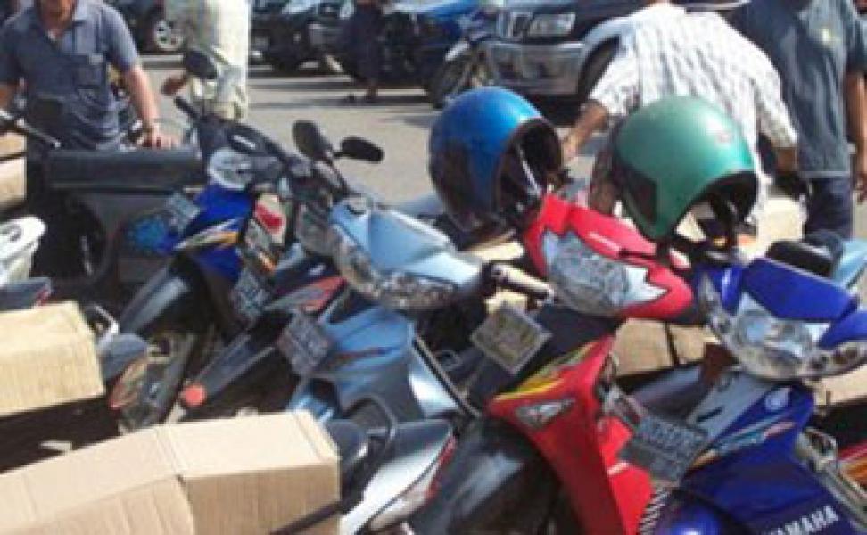 Parkir Liar Menjamur di Pangkalan Kerinci, Tanpa Karcis Pasang Tarif Sesukanya