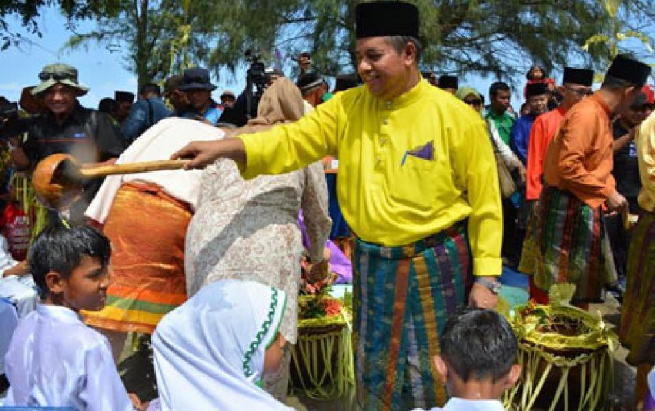Pelaksanaan Ritual Mandi Safar di Pantai Lapin Rupat Utara