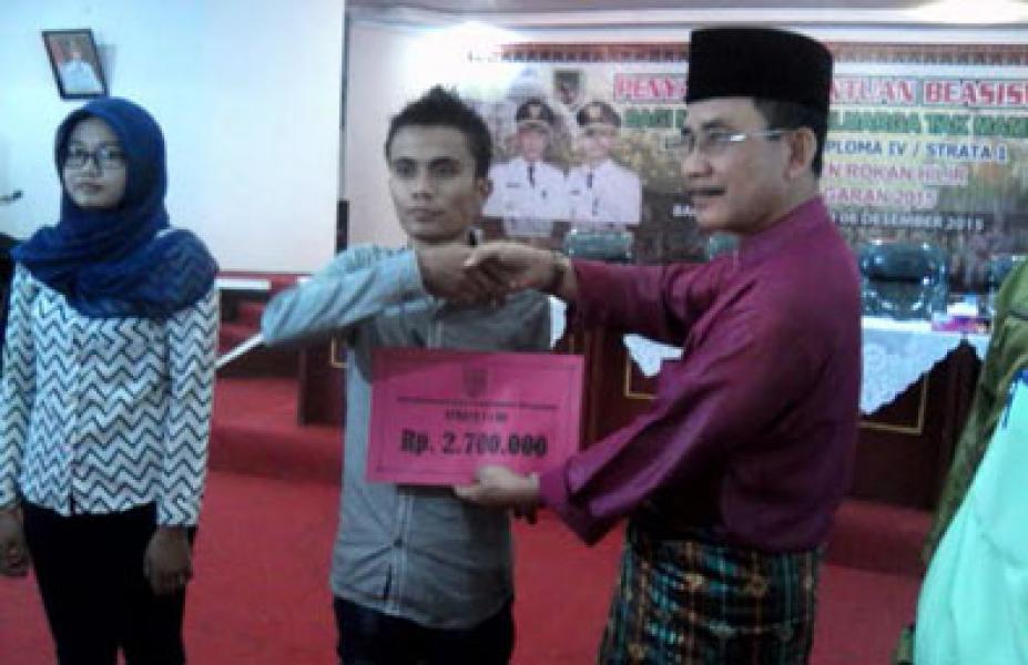 Pemkab Rohil Salurkan Beasiswa Untuk Mahasiswa Tidak Mampu
