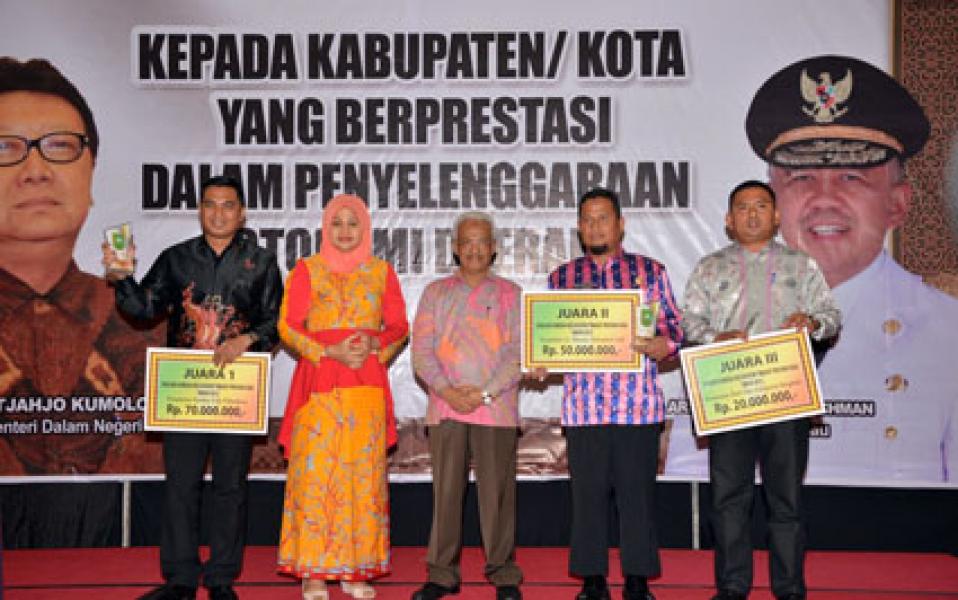 Pemprov Riau Beri Penghargaan Kepada 3 Camat Penyelenggara Terbaik Otda
