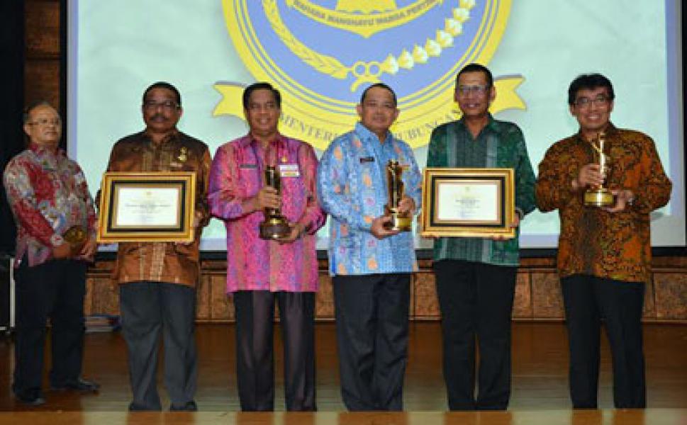 Pj Bupati Bengkalis Terima Piala WTN