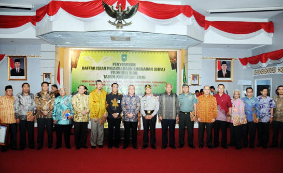 Plt Gubri Serahkan DIPA 2016 ke Kabupaten/ Kota