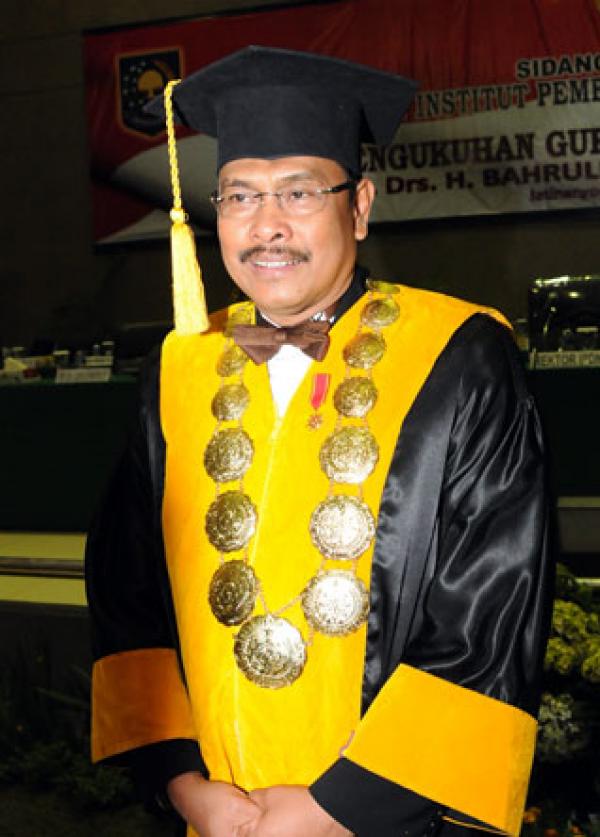 Prof Dr Bahrullah Akbar MBA,CMPM Dikukuhkan Sebagai Guru Besar IPDN Bandung