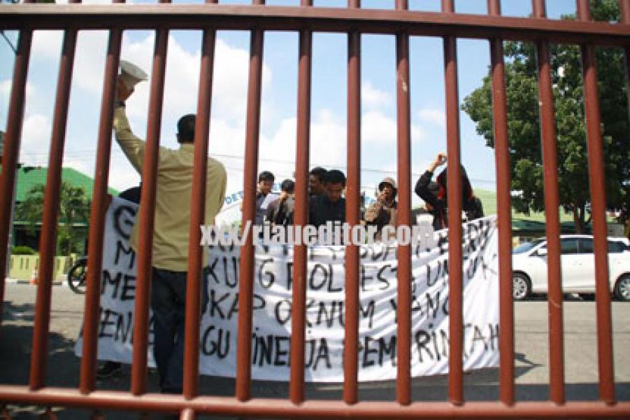 Puluhan Massa Mahasiswa GPP Demo Polresta Pekanbaru