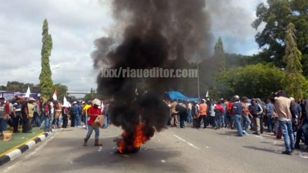 Ratusan Massa Buruh SBSI Demo PT Chevron Rumbai