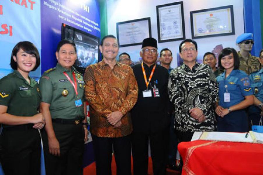 Stand TNI Semarakkan Expo Festival Antikorupsi 2015  
