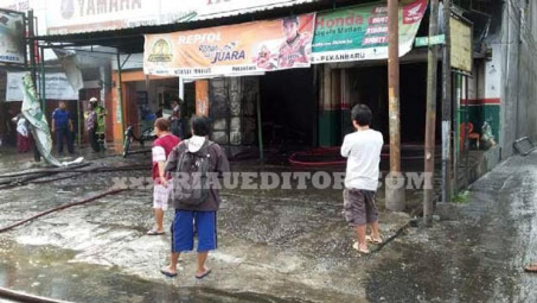 Toko Spare Part Motor di Jalan Harapan Raya Terbakar