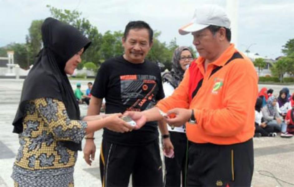 Asisten II Setdakab Inhil Serahkan Bantuan untuk Korban Bencana Aceh