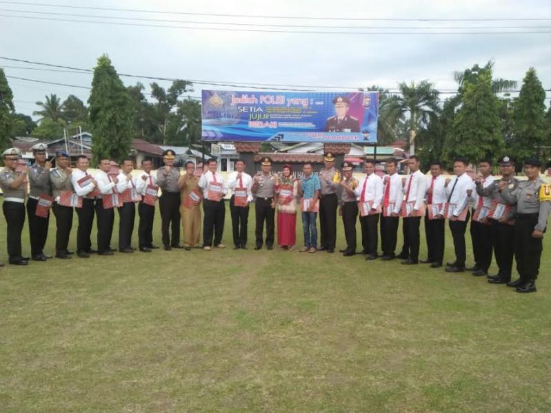 Berprestasi, 16 Personil dan 3 Warga Masyarakat Diberikan Penghargaan Oleh Kapolres Kampar