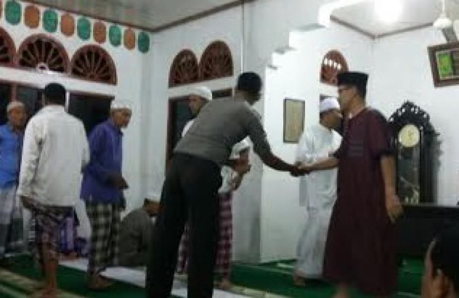 Blusukan Subuh, Kapolres Meranti Sholat Berjamaah di Surau Al-Khairiyah Selatpanjang