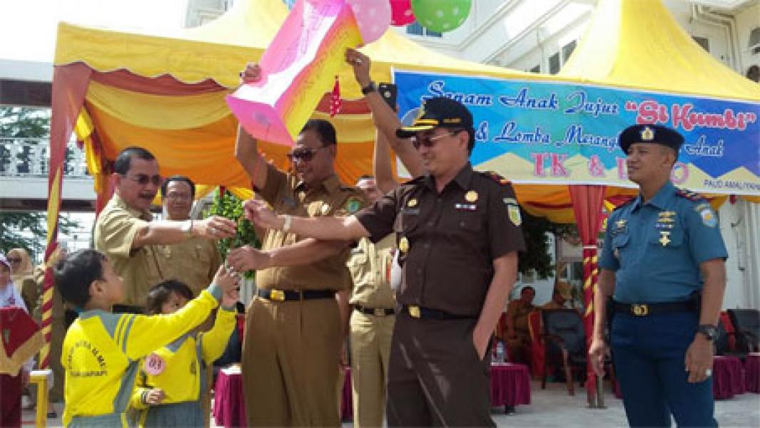Bupati Rohil Buka Lomba Senam dan Merangkai Kata