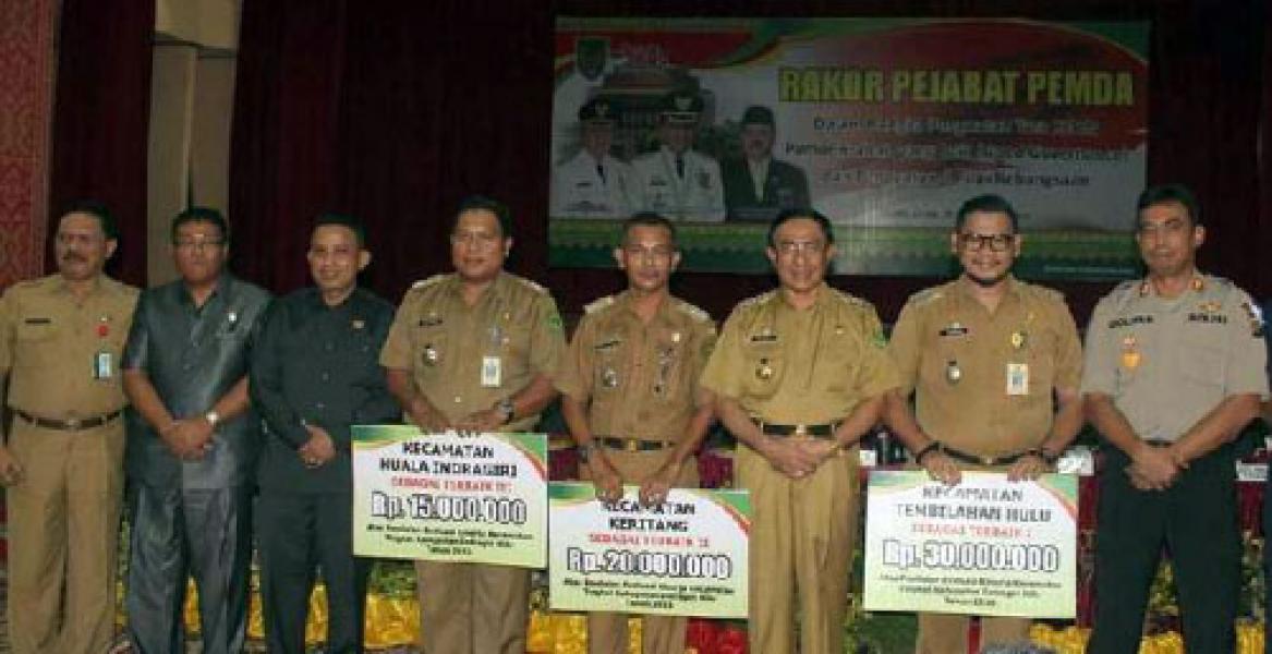 Bupati Serahkan Uang Pembinaan kepada Tiga Camat Terbaik di Inhil