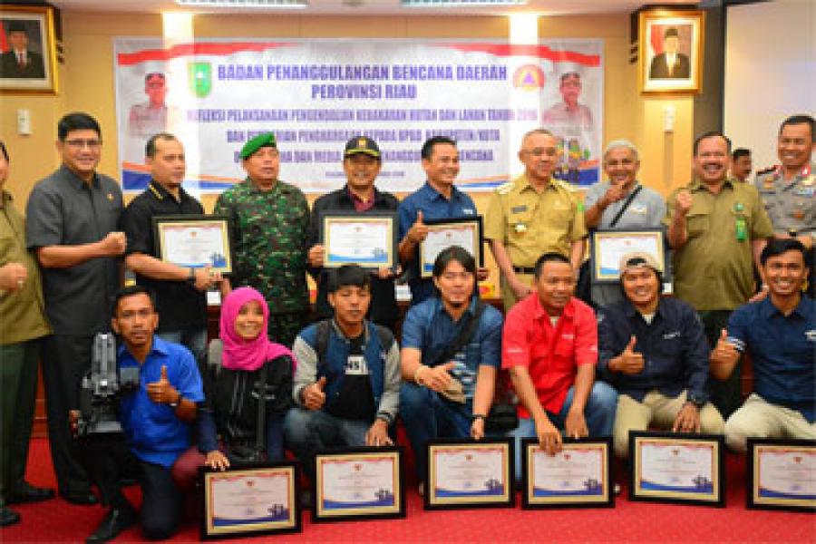 Danrem 031/Wirabima Terima Penghargaan Penanggulangan Karhutla dari BNPB