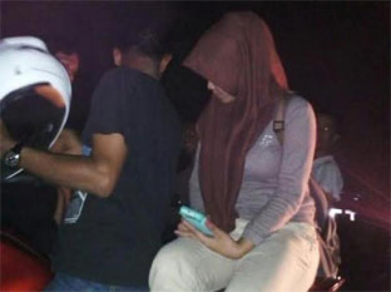 Diduga Mesum, Pasangan Muda-Mudi Digrebek Warga Tampan