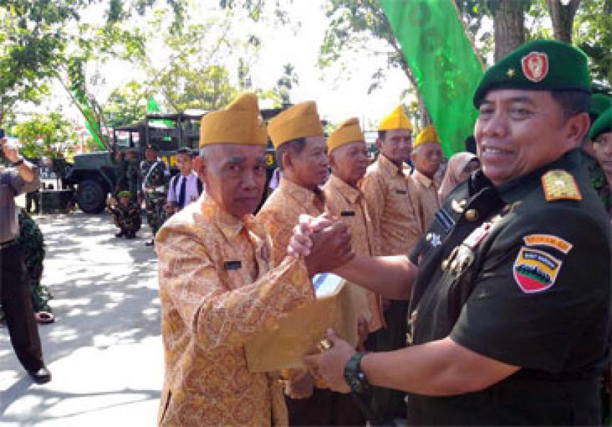 Hari Juang Kartika 2016, Korem 031/Wirabima Gelar Bakti Sosial