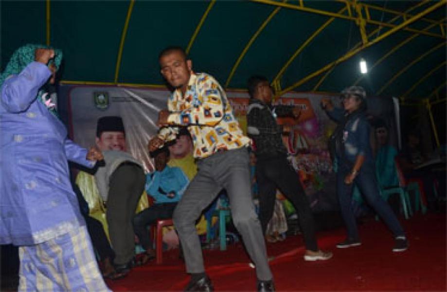 Joget Twist Era 60-an Meriahkan Iven Mandi Safar di Rupat Utara