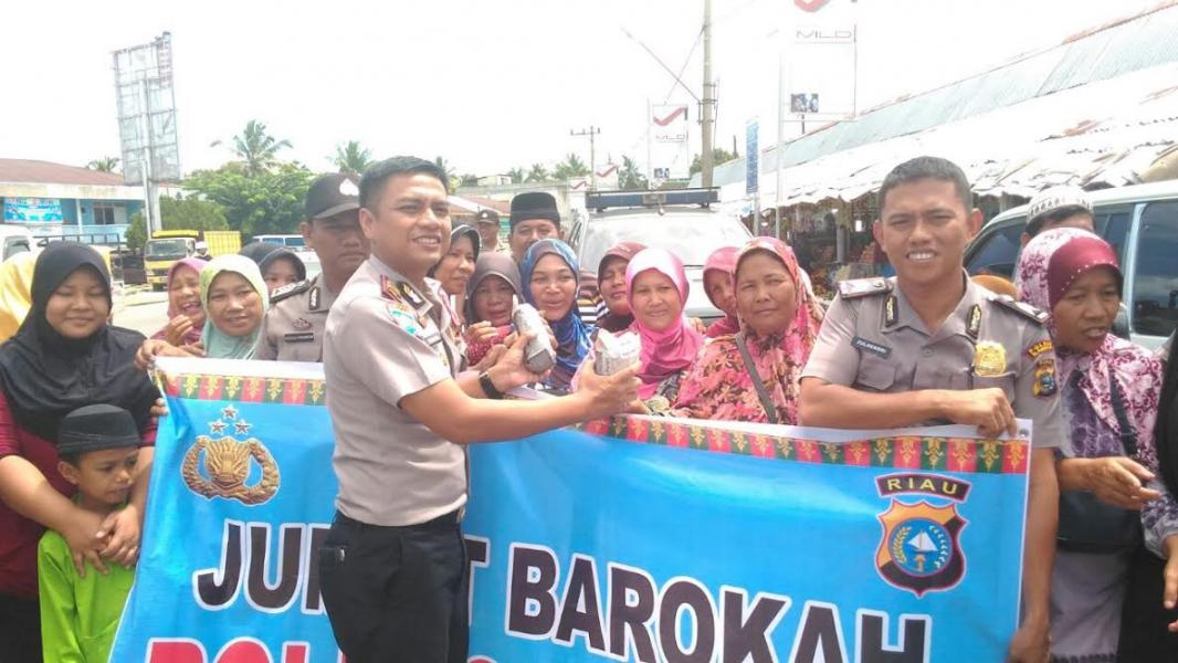 Kegiatan Jumat Barokah, Polres Kampar Gandeng IKC Bagikan Nasi Bungkus Kepada Warga Kuok