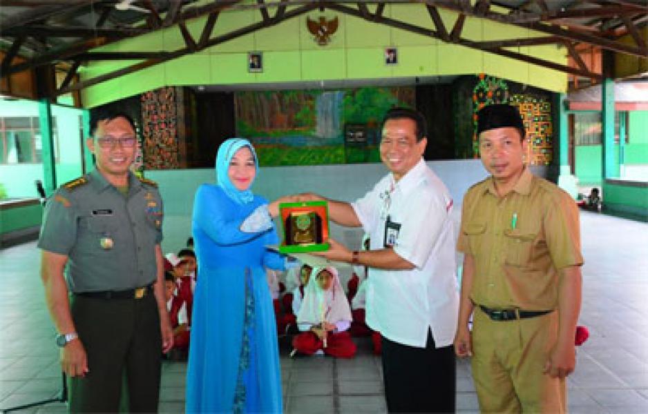 Ketua Persit KCK Koorcabrem 031 PD I Bukit Barisan Menerima Penyerahan Bantuan PT Telkom Riau Daratan