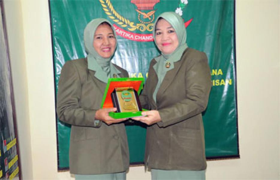 Ketua Persit Kartika Chandra Kirana Koorcab Rem 031 PD I/BB Pimpin Sertijab Ketua Seksi Kebudayaan