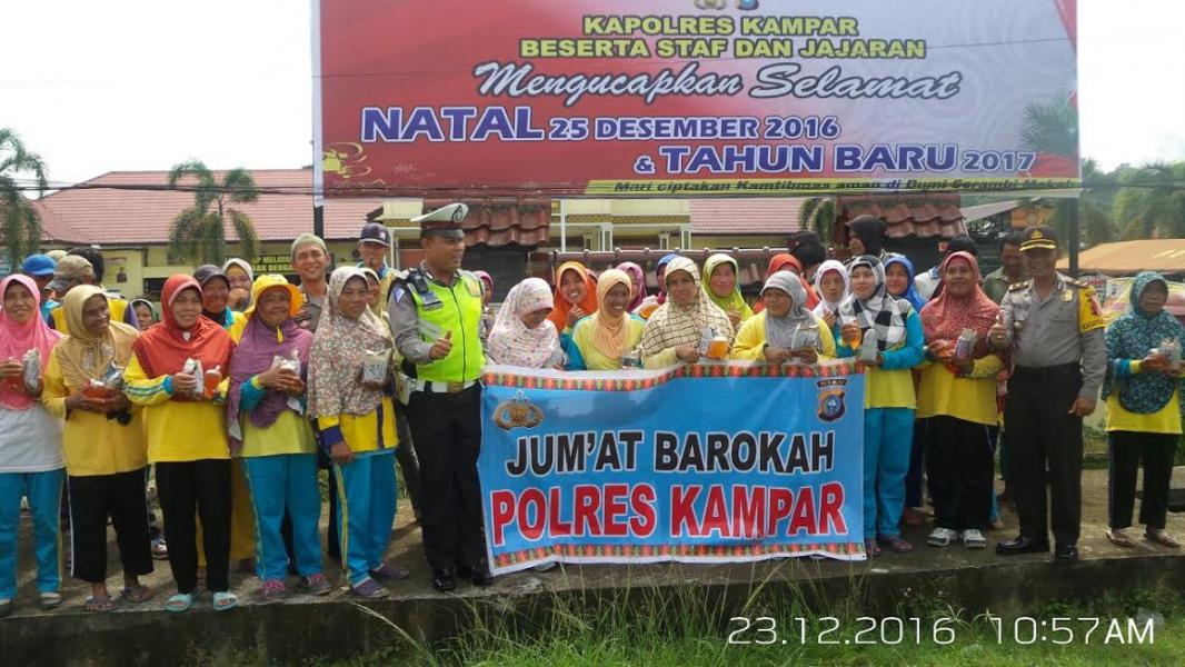 Lanjutkan Program Jumat Barokah, Polres Kampar Bagikan 50 Nasi Bungkus Kepada Petugas Kebersihan dan Pemulung