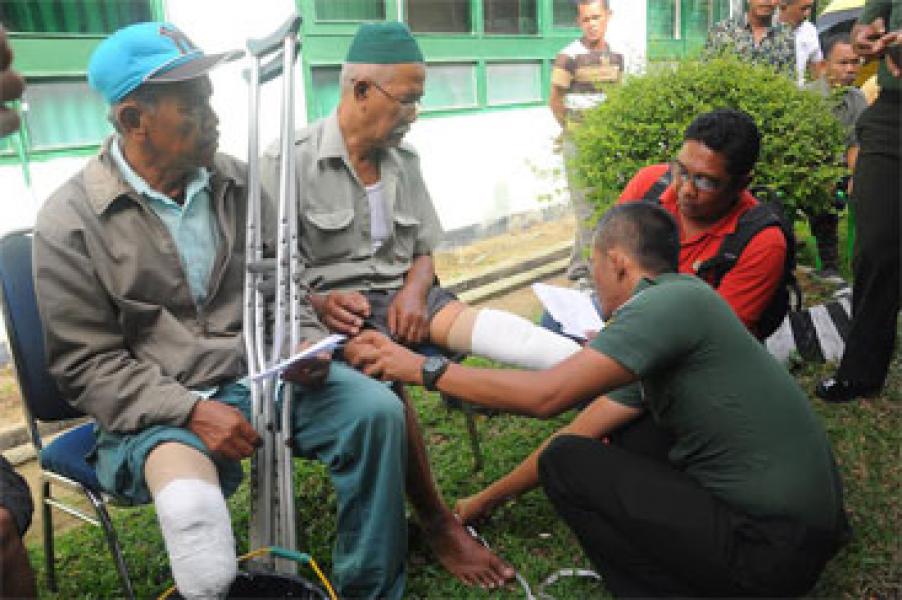 Masyarakat Bersyukur, Bantuan Kaki Palsu Dari Korem 031/Wirabima Melalui Program Kick Andy Foundation