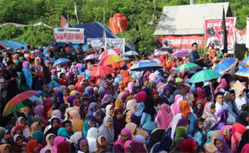 Minta Pabrik Semen Rembang Tak Dihentikan, Ribuan Warga Duduki Tenda Perjuangan