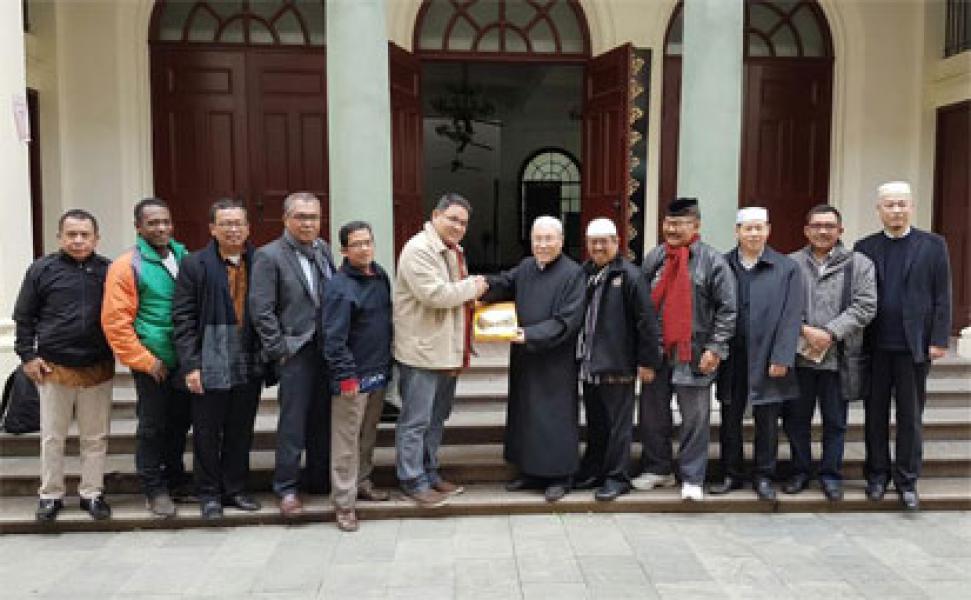 Muslim Tiongkok Hadapi Tiga Musuh Utama