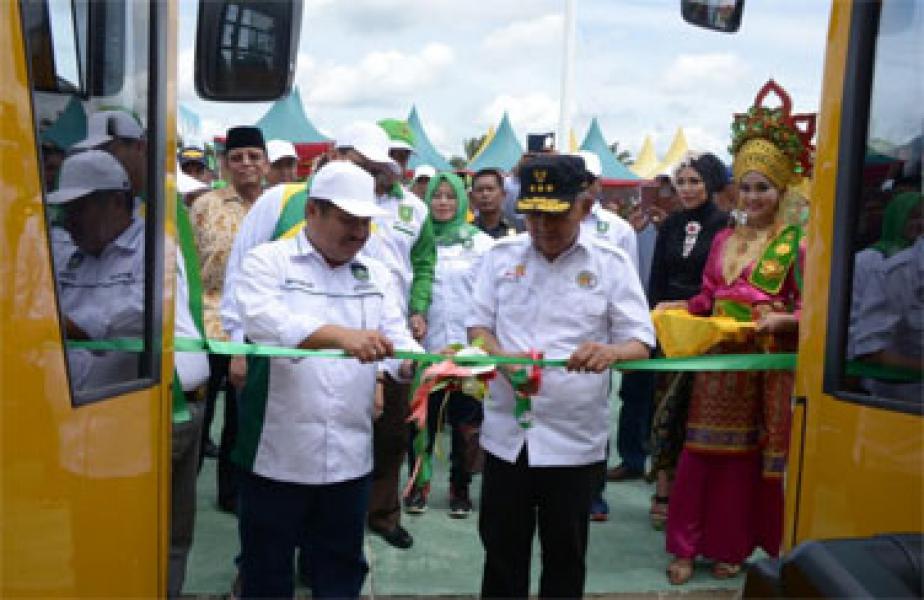 Pemkab Bengkalis Serahkan 2 Unit Bus Sekolah Untuk Kecamatan Pinggir